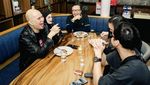 Ahmad Dhani Piknik di Beach Club dan Makan Bareng Politisi