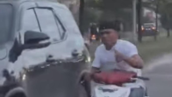 Aksi bang jago sayat pisau ke mobil di jalanan di Pekanbaru. (Istimewa)