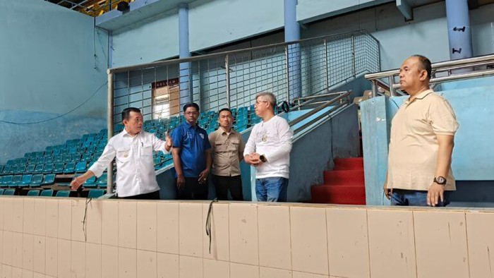 Al Haris saat tinjau lokasi GOR buat perbaikan