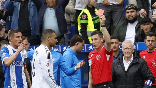 Soccer Football - LaLiga - Deportivo Alaves v Real Madrid - Estadio Mendizorroza, Vitoria-Gasteiz, Spain - April 13, 2025 Real Madrids Kylian Mbappe is shown a red card by referee Cesar Soto Grado REUTERS/Vincent West