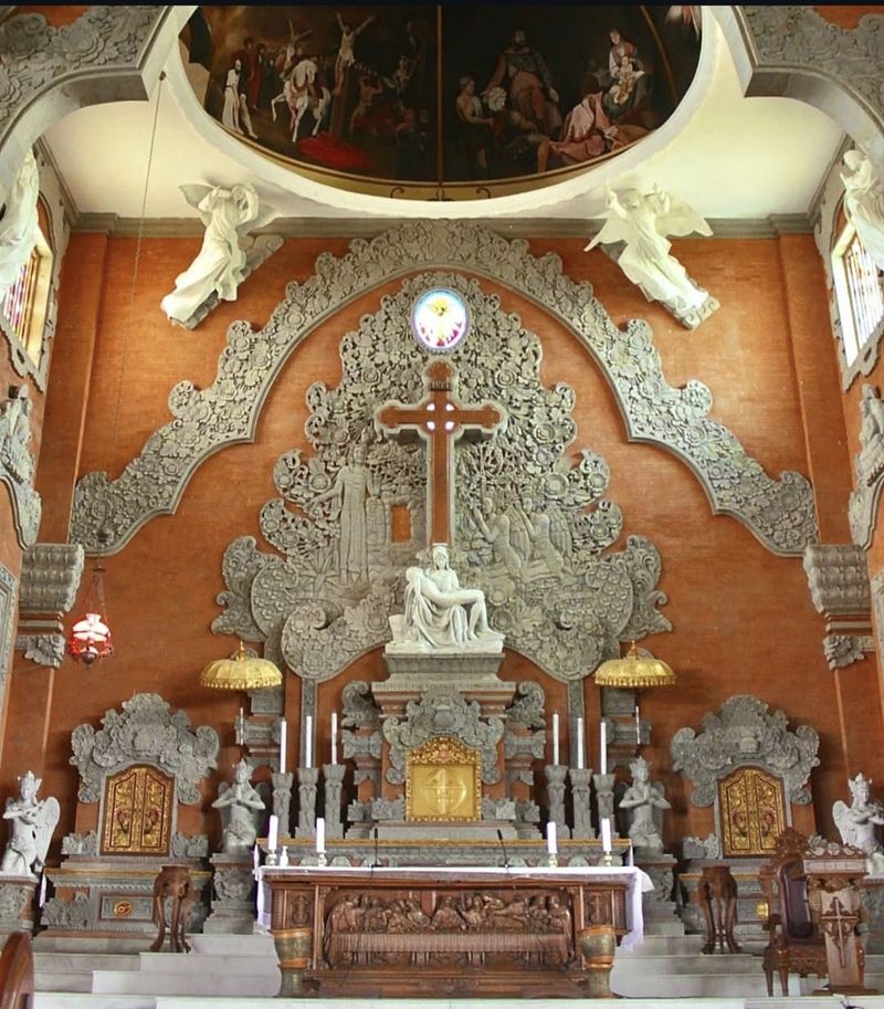 Altar Gereja Yesus Gembala Yang Baik yang dipenuhi ukiran khas Bali, Minggu (13/4/2025). (Foto: Istimewa)