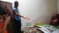 Tidak hanya genting rumah, ledakan juga menghancurkan plafon yang ada di dalam kamar.
