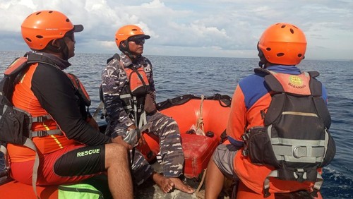 Basarnas saat melakukan pencarian terhadap pemancing yang hilang di Pantai Mimba, Padangbai, Minggu (13/4/2025). (I Wayan Selamat Juniasa)