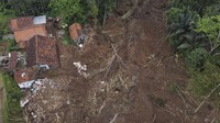 Foto udara material tanah longsor yang menimbun rumah dan perkebunan di Desa Sadapaingan, Kecamatan Panawangan, Kabupaten Ciamis, Jawa Barat, Sabtu (12/4/2025).