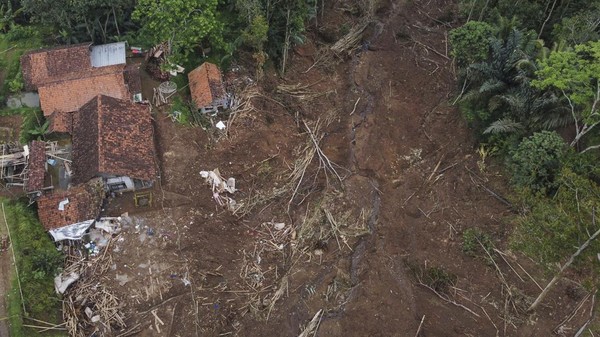 Tujuh Rumah Rusak Diterjang Tanah Longsor di Ciamis