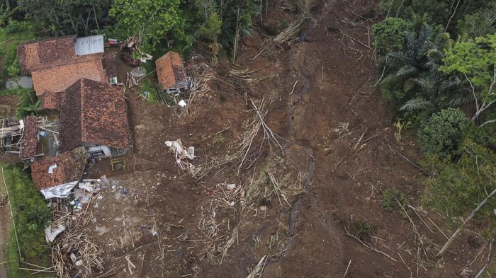 Bencana Tanah Longsor di Ciamis Foto udara material tanah longsor yang menimbun rumah dan perkebunan warga di Desa Sadapaingan, Kecamatan Panawangan, Kabupaten Ciamis, Jawa Barat, Sabtu (12/4/2025). BPBD Ciamis mencatat sebanyak tujuh rumah rusak dan 210 jiwa terpaksa mengungsi akibat bencana tanah longsor setinggi 50 meter dengan volume longsor mencapai 500 meter.
