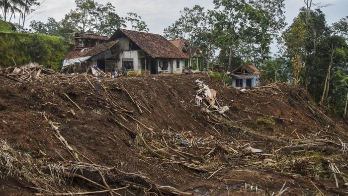 Bencana Tanah Longsor di Ciamis Foto udara material tanah longsor yang menimbun rumah dan perkebunan warga di Desa Sadapaingan, Kecamatan Panawangan, Kabupaten Ciamis, Jawa Barat, Sabtu (12/4/2025). BPBD Ciamis mencatat sebanyak tujuh rumah rusak dan 210 jiwa terpaksa mengungsi akibat bencana tanah longsor setinggi 50 meter dengan volume longsor mencapai 500 meter.
