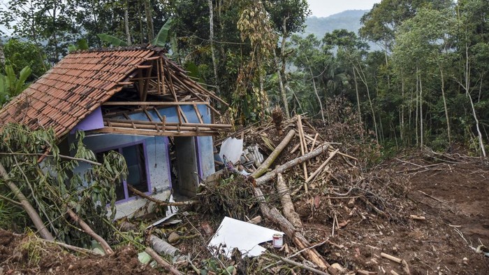 Bencana Tanah Longsor di Ciamis Foto udara material tanah longsor yang menimbun rumah dan perkebunan warga di Desa Sadapaingan, Kecamatan Panawangan, Kabupaten Ciamis, Jawa Barat, Sabtu (12/4/2025). BPBD Ciamis mencatat sebanyak tujuh rumah rusak dan 210 jiwa terpaksa mengungsi akibat bencana tanah longsor setinggi 50 meter dengan volume longsor mencapai 500 meter.