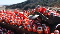 Boneka ikonik Jepang ini memiliki tinggi mulai dari beberapa inci hingga beberapa meter.