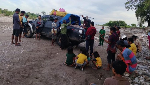 Bripka Nikolaus Yupin, saat mengantar pasien gangguan jiwa melintasi sungai dan jalan longsor di Kecamatan Amfoang Utara, Kabupaten Kupang, NTT, Sabtu (12/4/2025).