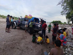 Perjuangan Polisi Kupang Antar Pasien Gangguan Jiwa Lewati Medan Ekstrem
