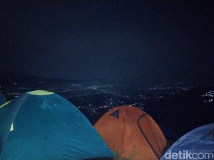 Bukit Pamoroan, Tempat Sederhana nan Mempesona Menikmati Malam