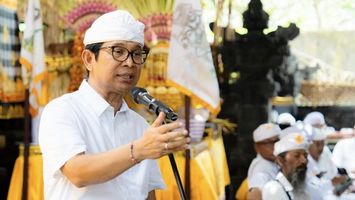 Bupati Badung I Wayan Adi Arnawa saat menghadiri Karya Ngenteg Linggih di Pura Batur, Banjar Pipitan, Desa Adat Canggu, Kuta Utara, Minggu (13/4/2025). (Foto: Dok. Pemkab Badung)