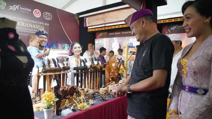 Bupati Gianyar I Made Mahayastra saat mengunjungi salah satu stan Pameran Dagang Lokal di Alun-Alun Gianyar. (Foto: Pemkab Gianyar)