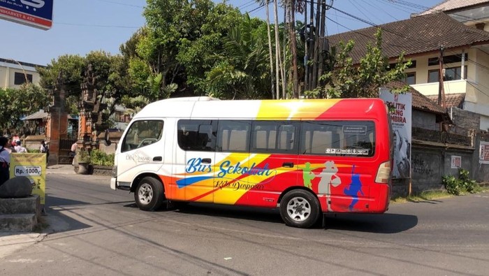 Bus sekolah di Denpasar.