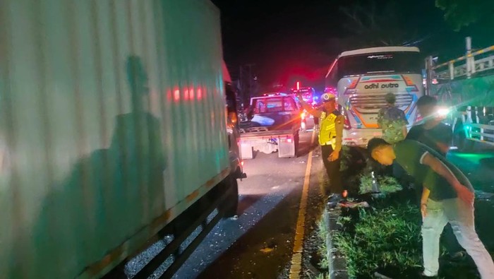 Bus travel bertabrakan dengan truk bermuatan gabus di Jalan Poros Barru-Parepare.