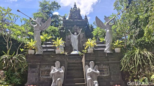 Candi Kebangkitan yang terletak di belakang Gereja Yesus Gembala Yang Baik (YGYB), Ubung, Denpasar, Minggu (13/4/2025). (Foto: Fabiola Dianira/detikBali)