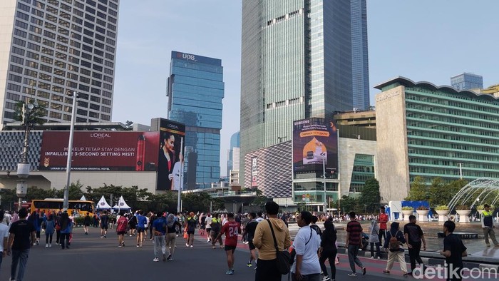 CFD di Bundaran HI Jakarta Pusat, kembali dibuka usai Lebaran. Sejumlah warga ramai-ramai membakar kalori berolahraga di CFD Bundaran HI. (Fawdi/detikcom).