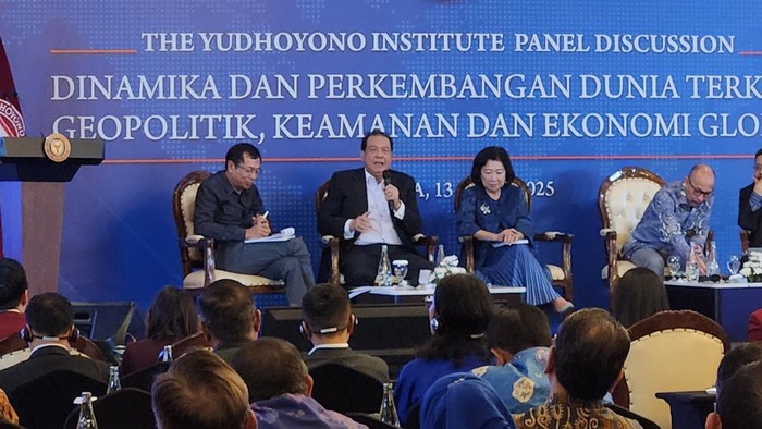 Chairul Tanjung atau CT dalam diskusi yang digelar The Yudhoyono Institute (TYI) di Grand Sahid, Jakarta, Mingggu (13/4/2025).
