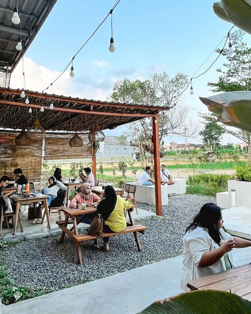 coffee shop di Jogja yang punya view sawah