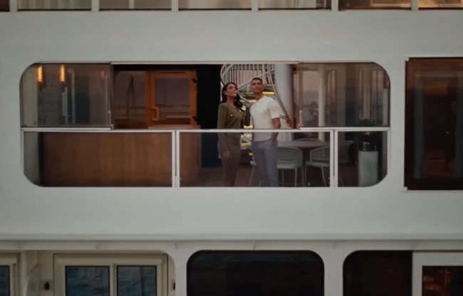 Georgina Rodriguez mengatakan “yalla” setelah memilih kapal pesiar di ponselnya, dan Ronaldo membalas, “yalla.” Kata ‘yalla’ dalam bahasa Arab berarti ‘ayo pergi.’ SeFoto: Dok. Instagram Aroya Cruises