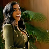 Tampil menjadi bintang iklan pertamakalinya bersama Ronaldo, Georgina Rodriguez bergaya maksimal dengan brand fashion asal negara kekasihnya, Portugal, Cayet.  Foto: Dok. Instagram Aroya Cruises