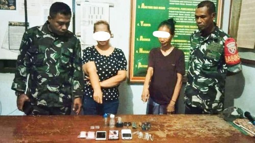 Dua perempuan berinisal ERN alias EWA  dan RN ditangkap anggota TNI dari Koramil 1608-04 Woha terkait peredaran sabu-sabu di Kabupaten Bima, NTB, Minggu (13/4/2025). (Foto: Dok. Kodim Bima)