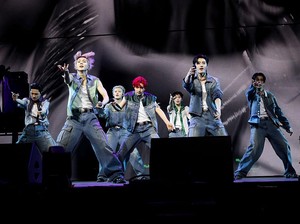 Gaya ENHYPEN Berbalut Jaket Denim Prada, Tampil Memukau di Coachella 2025