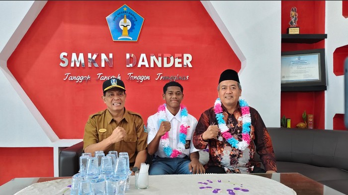 Fadly bersama Kepala Sekolah SMKN Dander Bojonegoro