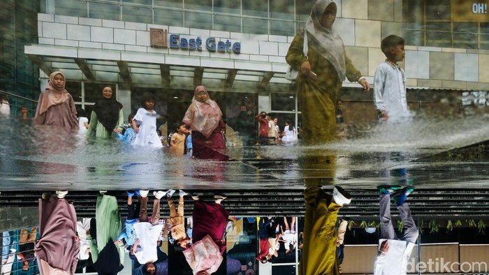 Warga mengunjungi pusat perbelanjaan di Tangerang Selatan, Minggu (13/4/2025). APRINDO mengungkapkan jika penjualan industri ritel periode Ramadan hingga Lebaran tahun 2025 ini tak sebaik tahun lalu.