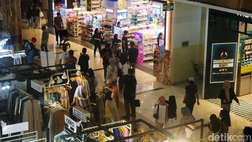 Warga mengunjungi pusat perbelanjaan di Tangerang Selatan, Minggu (13/4/2025). APRINDO mengungkapkan jika penjualan industri ritel periode Ramadan hingga Lebaran tahun 2025 ini tak sebaik tahun lalu.