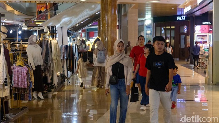 Geliat Aktivitas Ritel Usai Lebaran Warga mengunjungi pusat perbelanjaan di Tangerang Selatan, Minggu (13/4/2025). APRINDO mengungkapkan jika penjualan industri ritel periode Ramadan hingga Lebaran tahun 2025 ini tak sebaik tahun lalu.