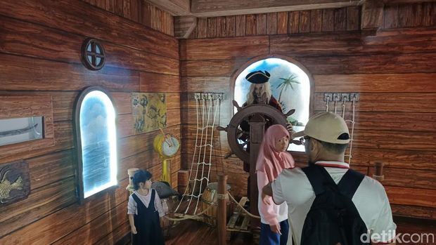 Ghost Ship, wahana rumah hantu berkonsep kapal karam bersuasana mistis di tengah ombak pantai.