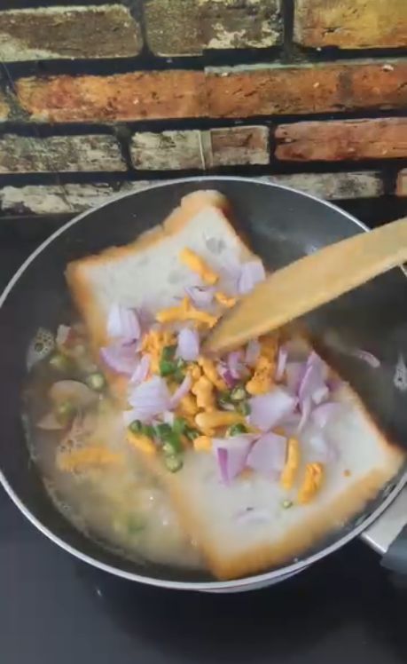 gorengan unik terbuat dari roti rebus yang dicampurkan bawang merah dan cabai