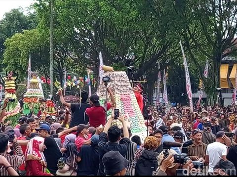 Grebeg Getuk di Alun-Alun Kota Magelang dimeriahkan oleh sendratari kolosal, Minggu (13/4/2025).