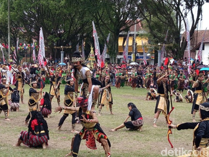 Grebeg Getuk di Alun-Alun Kota Magelang dimeriahkan oleh sendratari kolosal, Minggu (13/4/2025).