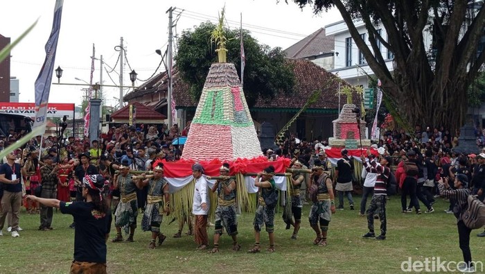 Grebeg Getuk di Alun-Alun Kota Magelang dimeriahkan oleh sendratari kolosal, Minggu (13/4/2025).