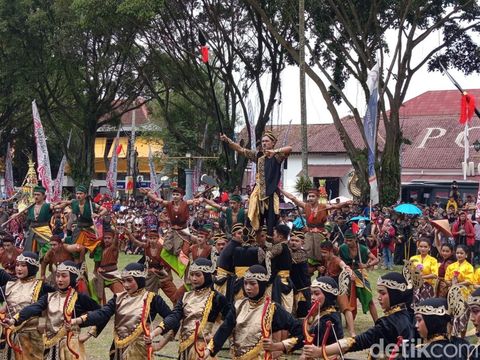 Grebeg Getuk di Alun-Alun Kota Magelang dimeriahkan oleh sendratari kolosal, Minggu (13/4/2025).