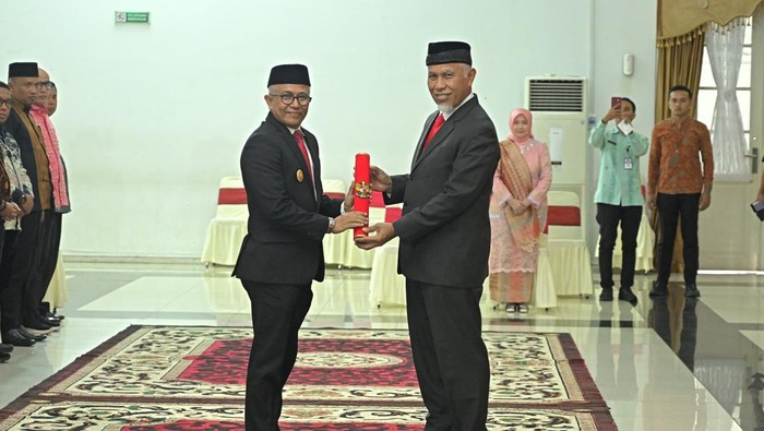 Gubernur Sumbar Mahyeldi Melanti Pjs Bupati Pasaman Edi Dharma Syafni. (Istimewa)