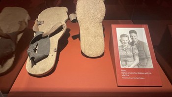 Seorang pria bernama Ray Wallace memunculkan legenda abadi Bigfoot saat ia menciptakan jejak kaki palsu menggunakan kaki kayu berukir besar ini. Lelucon sederhananya di kamp penebang kayu berkembang menjadi salah satu kisah rakyat Amerika terhebat sepanjang sejarah. Foto: Ebaumsworld