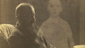 Seorang pria bernama William Mumler menjadi terkenal pada pertengahan tahun 1800-an karena kemampuannya yang nyata dalam menangkap hantu di kamera. Orang-orang di Pantai Timur berbondong-bondong mendatanginya untuk meminta maaf atas kematian teman dan anggota keluarga mereka, dengan membayar mahal untuk foto-foto tersebut. Mumler memanipulasi foto-foto tersebut menggunakan gambar stok untuk mengelabui targetnya Foto: Ebaumsworld