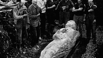 Raksasa Cardiff adalah manusia batu setinggi sepuluh kaki yang digali dari tanah di sebuah pertanian di Cardiff, New York. Beberapa orang berteori bahwa itu adalah patung kuno, sementara yang lain percaya itu adalah raksasa yang membatu dari zaman Alkitab. Pada akhirnya, ternyata itu adalah tipuan yang dipahat dan ditanam di tanah oleh seorang penjual tembakau bernama George Hull. Raksasa CardiffMenyimpan Foto: Ebaumsworld