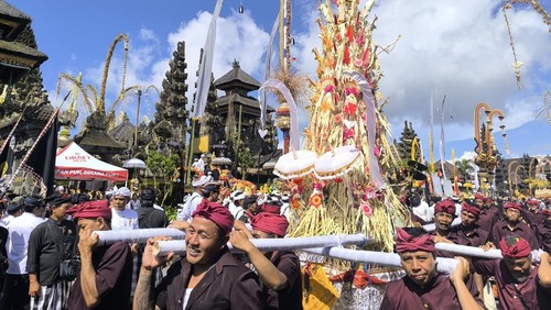 Iring-iringan saat prosesi Pepada Agung Karya Ngusaba Kadasa Pura Ulun Danu Batur, Kintamani, Bangli, Sabtu (12/4/2025).
