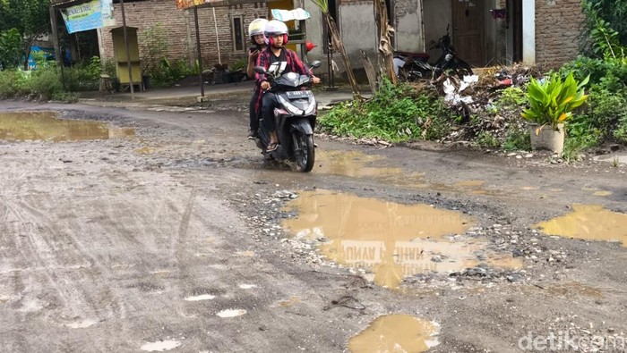 Jalan Berlubang di Kelurahan Argasunya Cirebon