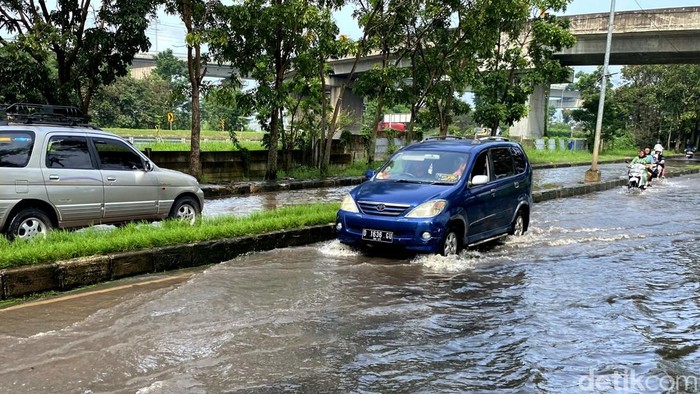 Jalan SOR GBLA Gedebage, Kota Bandung kembali terendam banjir.