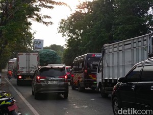 Jalur Pantura Probolinggo Macet Parah gegara Lubang di Jembatan Pajarakan