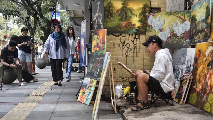 Warga berjalan di kawasan Braga, Bandung, Jawa Barat, Minggu (13/4/2025). Pemerintah Kota Bandung mencatat sebanyak 370.718 orang wisatawan datang ke Kota Kembang tersebut selama periode libur Lebaran 28 Maret hingga 7 April 2025, atau meleset dari target yang diperkirakan mencapai satu juta wisatawan. ANTARA FOTO/Novrian Arbi/rwa.