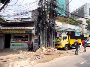 Video Semrawutnya Kabel Utilitas di Kuningan Jaksel
