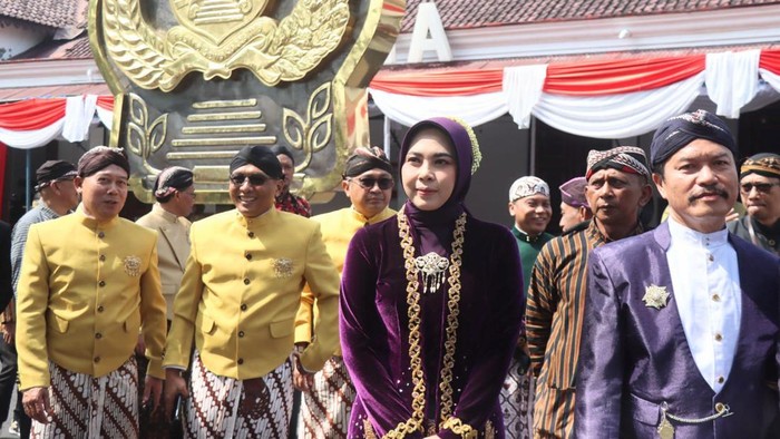 Kapolres Magelang Kota, AKBP Anita Indah Setyaningrum, saat mengikuti Grebeg Gethuk di Alun-alun Kota Magelang, Minggu (13/4/2025).
