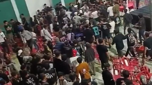 Kericuhan penonton saat pertandingan tinju di Dalung, Kuta Utara, Badung, Bali, Sabtu (12/4/2025). (Tangkapan layar)